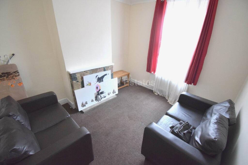 4 bed Mid Terraced House for rent in Reading. From Adams Estates - Reading