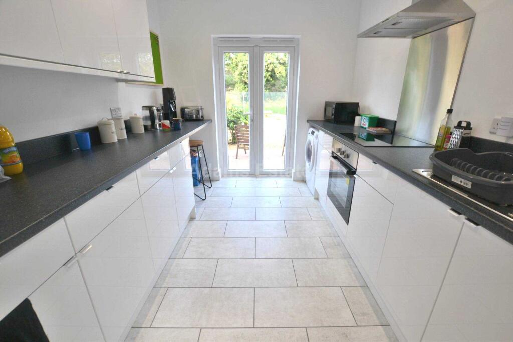 4 bed Mid Terraced House for rent in Reading. From Adams Estates - Reading