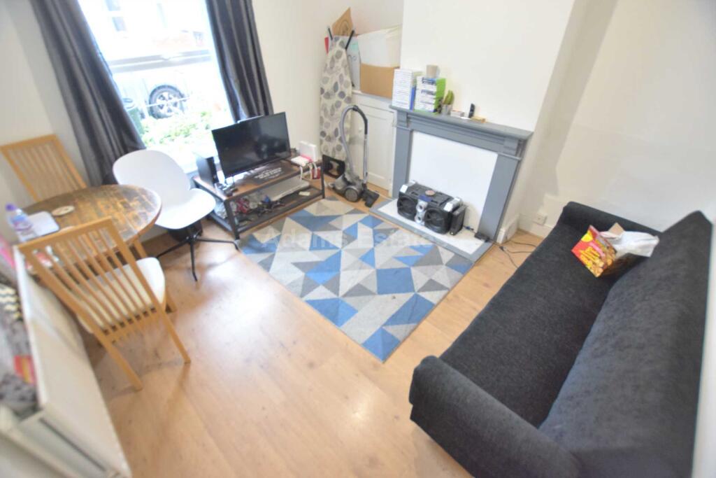 4 bed Mid Terraced House for rent in Reading. From Adams Estates - Reading