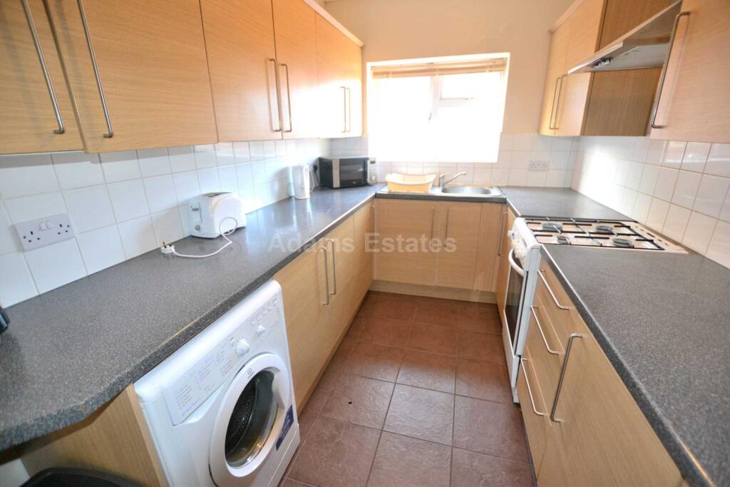 5 bed Mid Terraced House for rent in Reading. From Adams Estates - Reading
