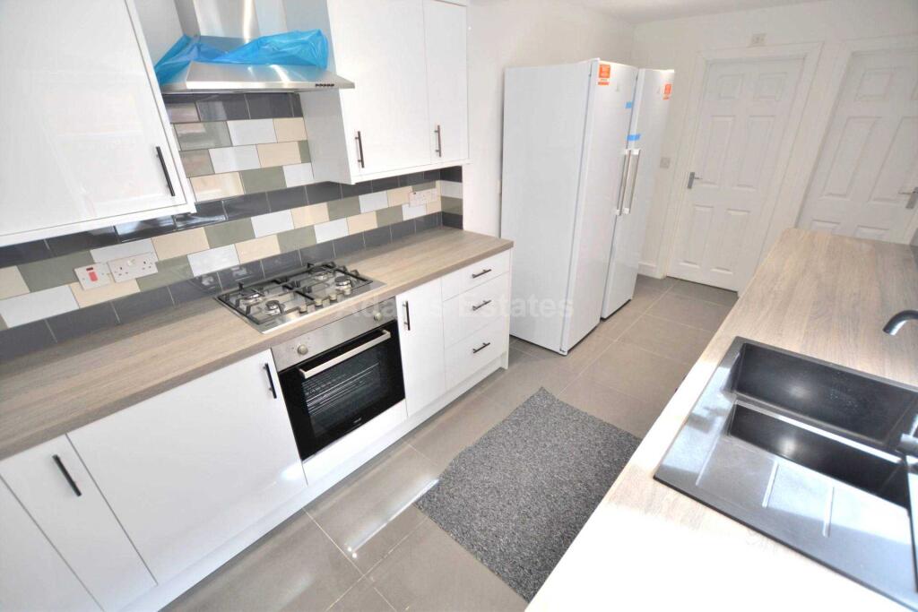 5 bed Mid Terraced House for rent in Reading. From Adams Estates - Reading 5 bed Mid Terraced House for rent in Reading. From Adams Estates - Reading