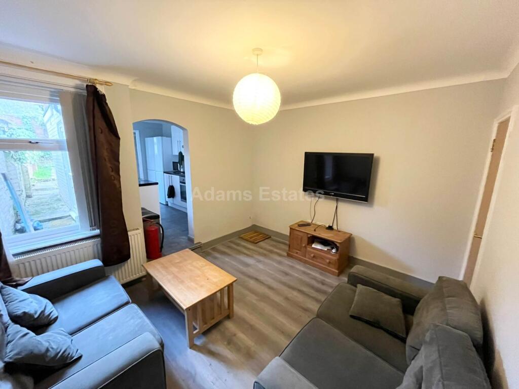 5 bed Mid Terraced House for rent in Reading. From Adams Estates - Reading