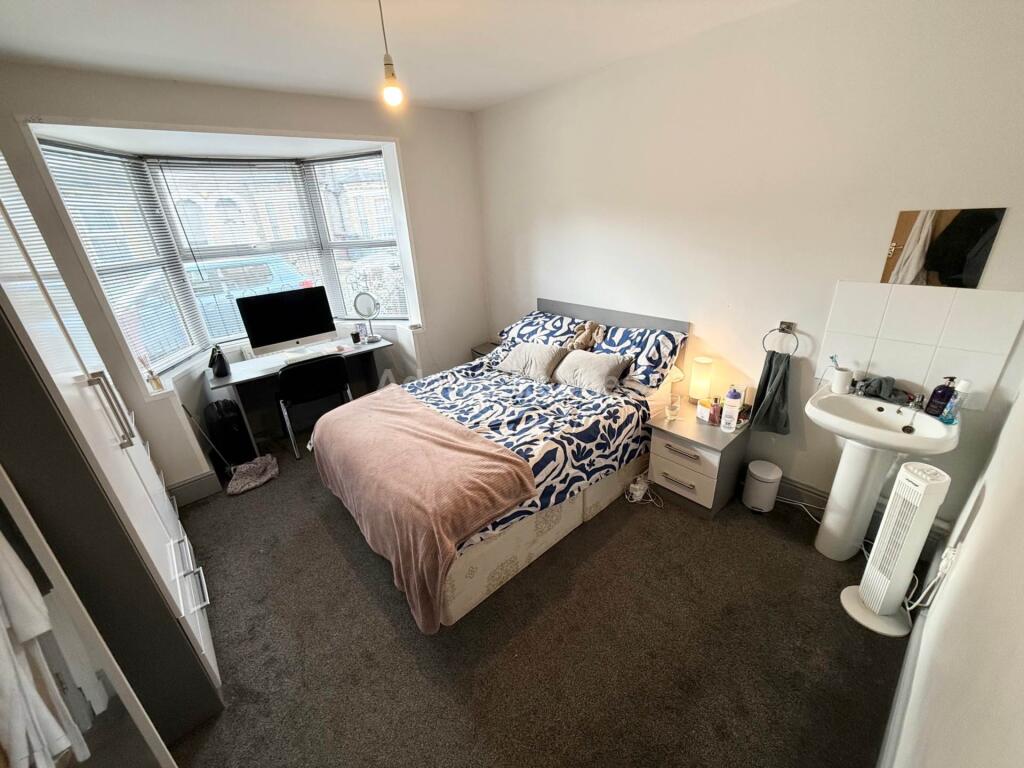 6 bed Mid Terraced House for rent in Reading. From Adams Estates - Reading