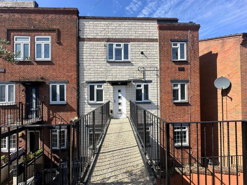 3 bed Duplex for rent in Uxbridge. From CAMERON ESTATE AGENTS
