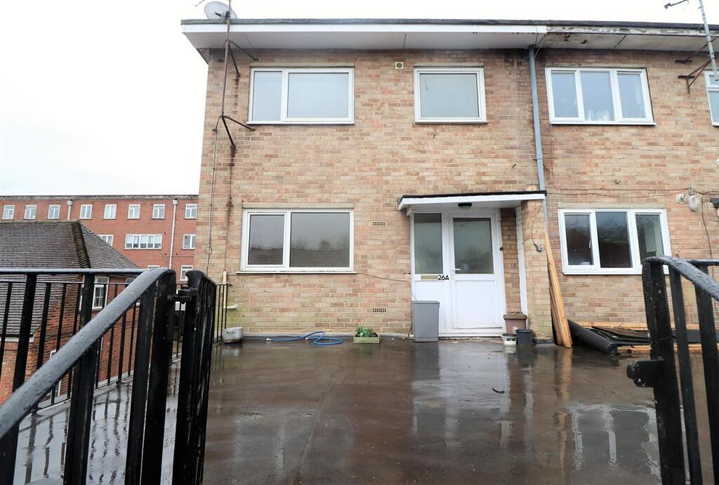 3 bed Duplex for rent in Beaconsfield. From CAMERON ESTATE AGENTS