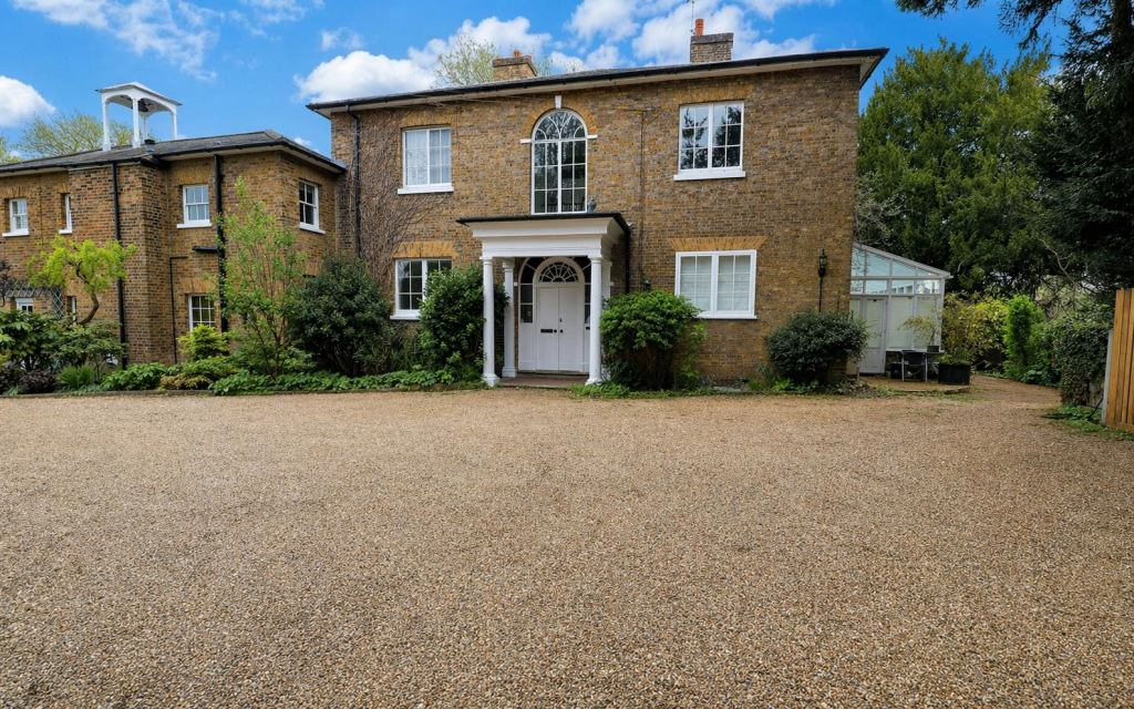 3 bed Apartment for rent in Uxbridge. From CAMERON ESTATE AGENTS