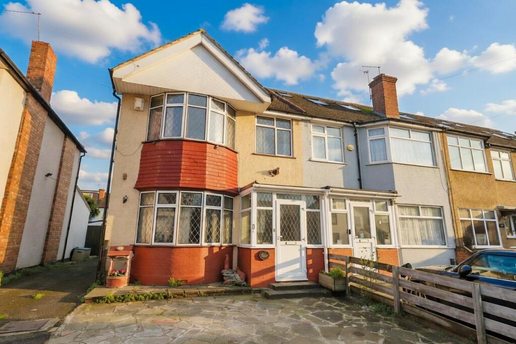 4 bed End of Terrace for rent in Uxbridge. From CAMERON ESTATE AGENTS