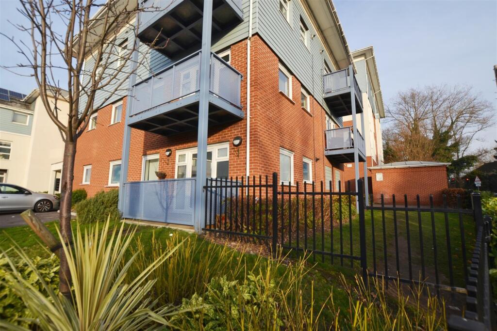2 bed Apartment for rent in Yiewsley. From CAMERON ESTATE AGENTS