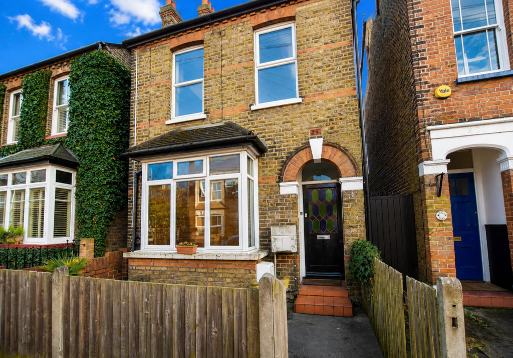 2 bed Duplex for rent in Uxbridge. From CAMERON ESTATE AGENTS
