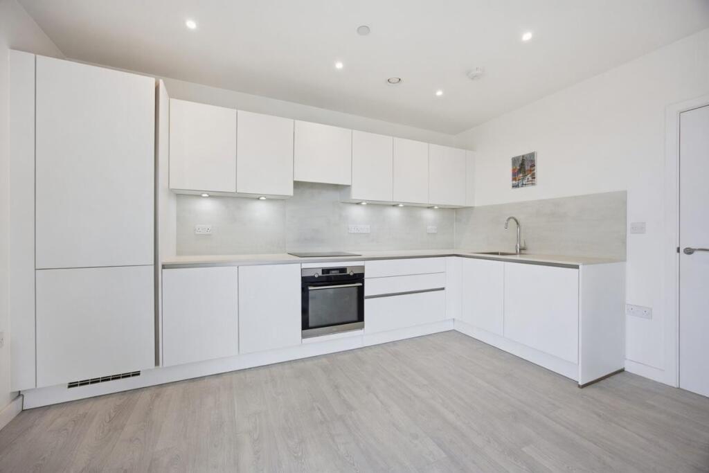 3 bed Apartment for rent in Hayes. From CAMERON ESTATE AGENTS