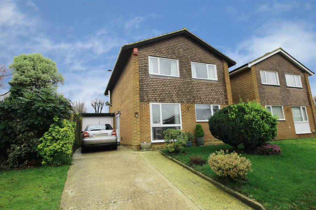 4 bed Detached House for rent in Copthorne. From Taylor Robinson Estate Agents