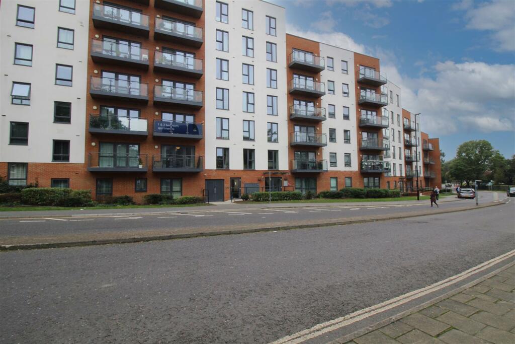 2 bed Apartment for rent in Crawley. From Taylor Robinson Estate Agents
