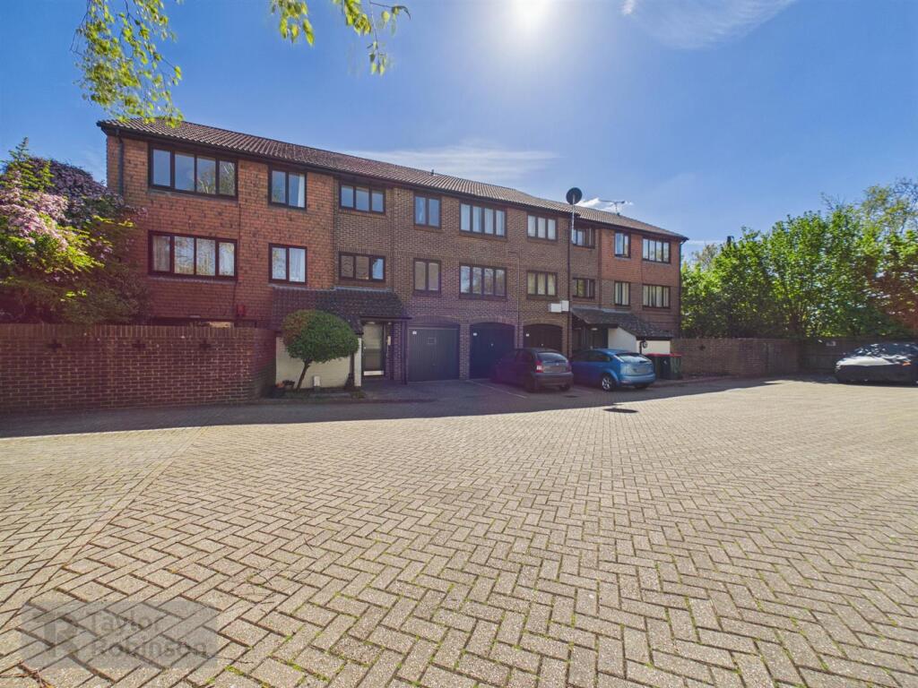 2 bed Apartment for rent in Crawley. From Taylor Robinson - Crawley