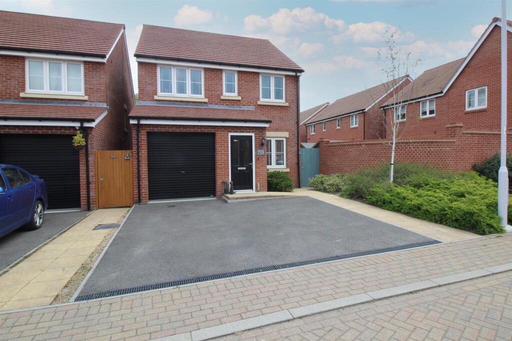 3 bed Detached for rent in Copthorne. From Taylor Robinson - Crawley 3 bed Detached for rent in Copthorne. From Taylor Robinson - Crawley