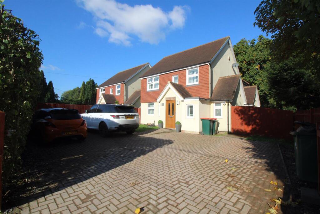 4 bed Detached for rent in Copthorne. From Taylor Robinson - Crawley 4 bed Detached for rent in Copthorne. From Taylor Robinson - Crawley