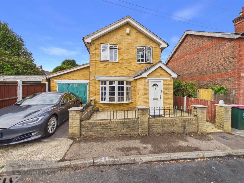 3 bed Detached for rent in Crawley. From Taylor Robinson - Crawley