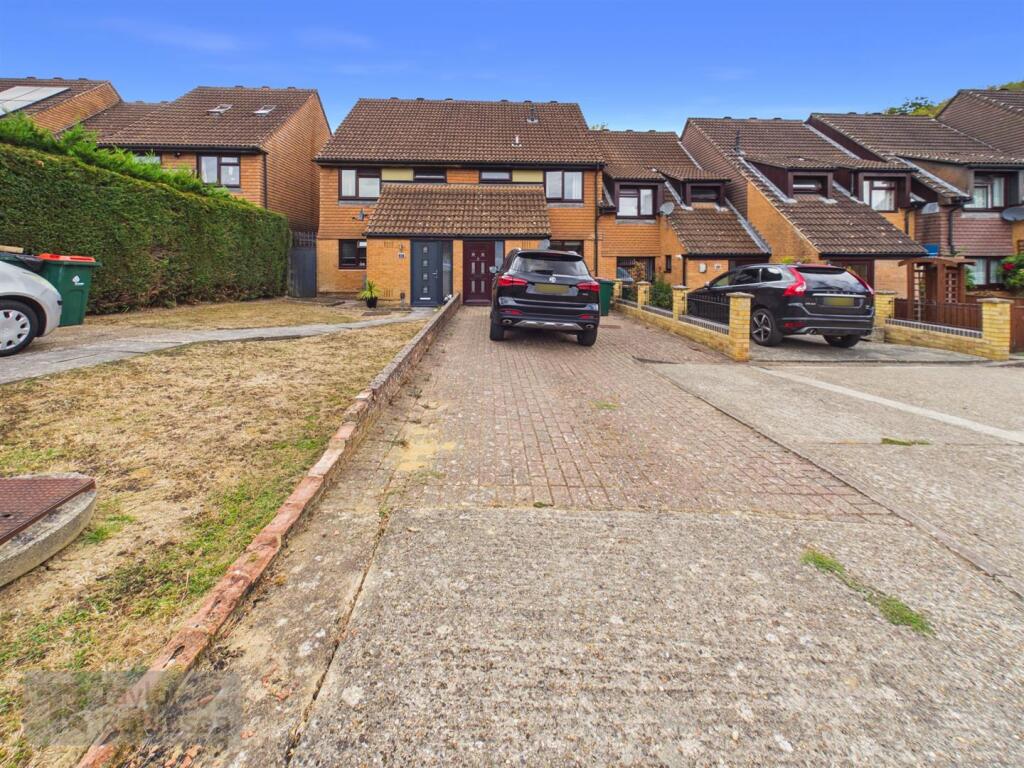 3 bed Detached for rent in Crawley. From Taylor Robinson - Crawley