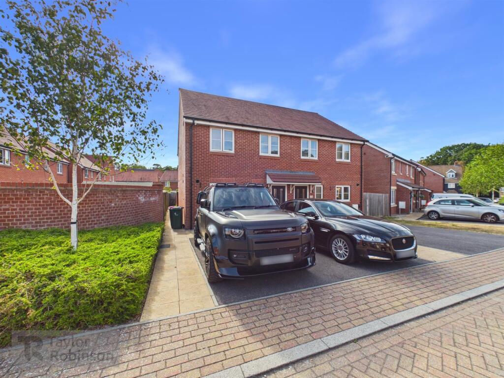 3 bed Semi Detached for rent in Crawley. From Taylor Robinson - Crawley 3 bed Semi Detached for rent in Crawley. From Taylor Robinson - Crawley