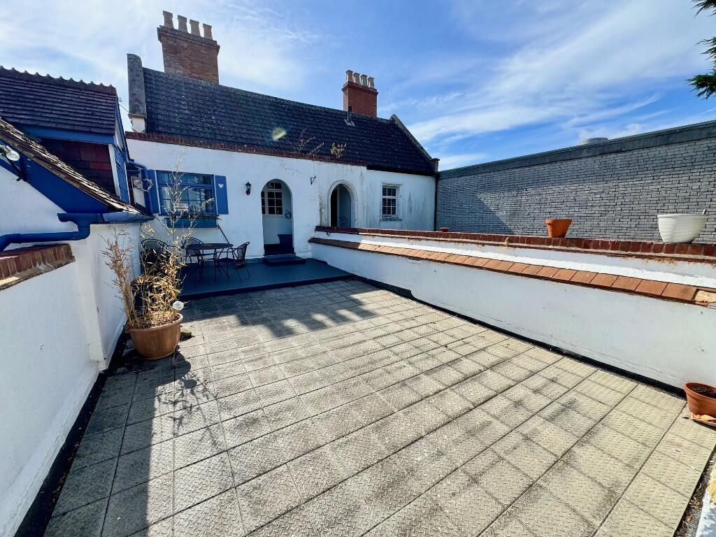 2 bed 1st Floor Flat for rent in Winkton. From Jordan Marks Estates - Christchurch 2 bed 1st Floor Flat for rent in Winkton. From Jordan Marks Estates - Christchurch