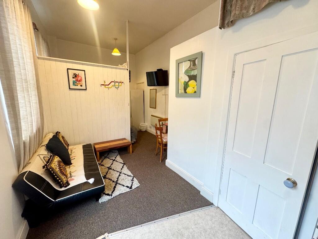 1 bed 1st Floor Flat for rent in Winkton. From Jordan Marks Estates - Christchurch