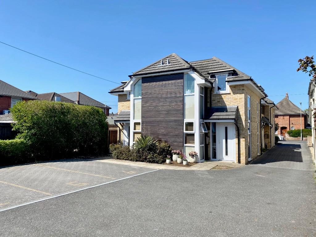 1 bed 1st Floor Flat for rent in Winkton. From Jordan Marks Estates - Christchurch