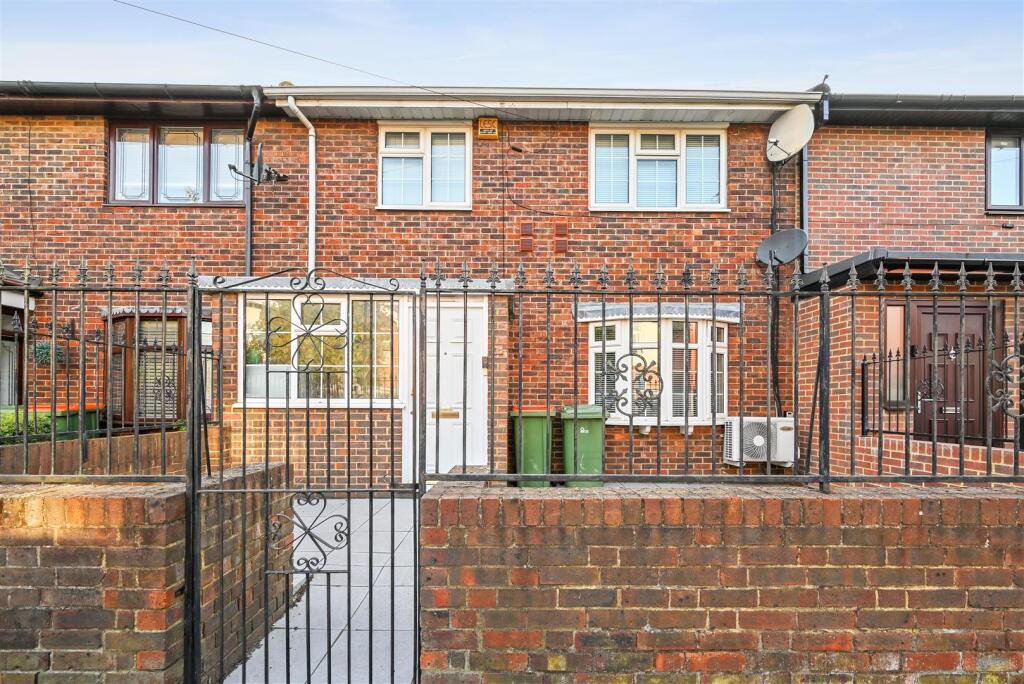 4 bed Mid Terraced House for rent in Woolwich. From Madison Brook - Docklands