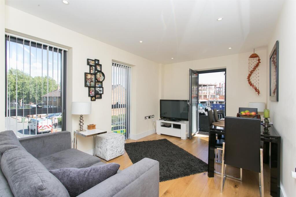 2 bed Apartment for rent in Poplar. From Madison Brook - Docklands