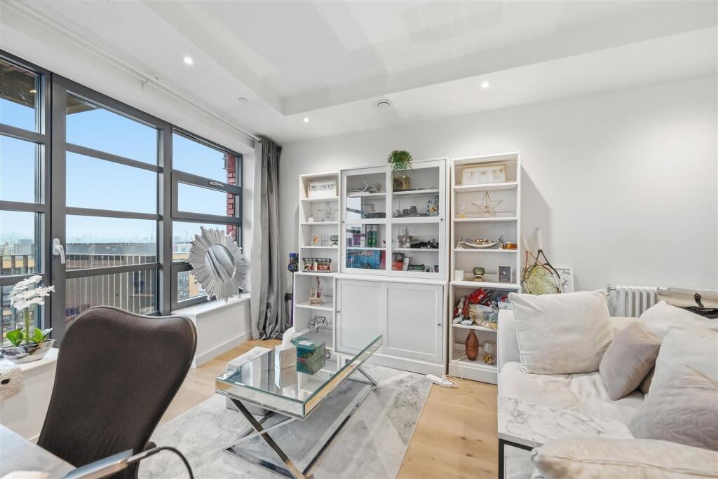 1 bed Apartment for rent in Poplar. From Madison Brook - Docklands