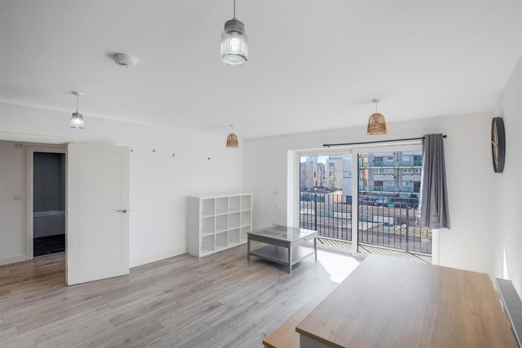 3 bed Apartment for rent in Woolwich. From Madison Brook - Docklands