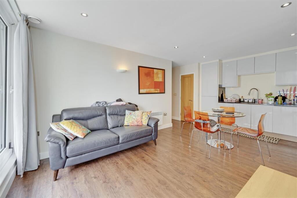 2 bed Apartment for rent in Poplar. From Madison Brook - Docklands 2 bed Apartment for rent in Poplar. From Madison Brook - Docklands