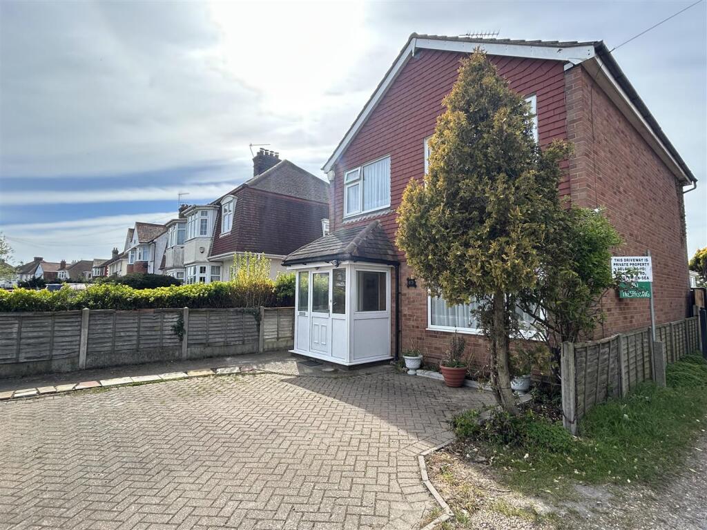 3 bed Detached for rent in Clacton-on-Sea. From Sheen's - Clacton-on-sea
