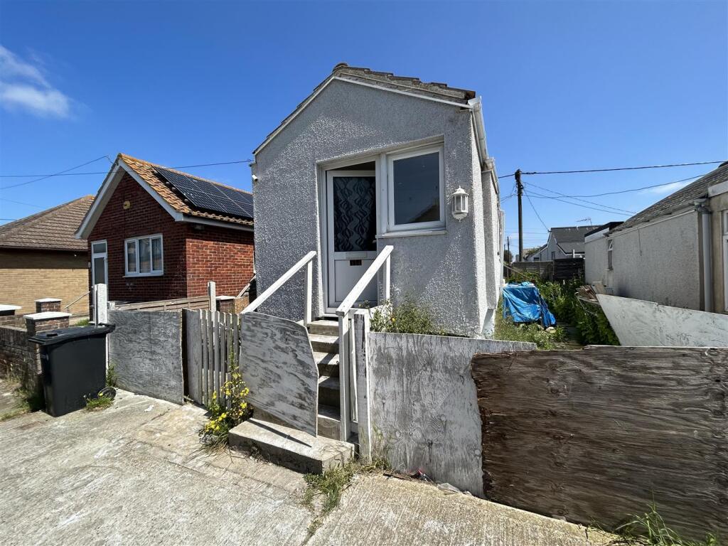 1 bed Detached bungalow for rent in Clacton-on-Sea. From Sheen's - Clacton-on-sea