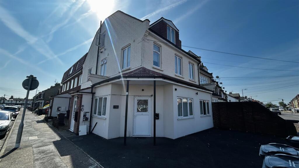 1 bed 1st Floor Flat for rent in Clacton-on-Sea. From Sheen's - Clacton-on-sea 1 bed 1st Floor Flat for rent in Clacton-on-Sea. From Sheen's - Clacton-on-sea