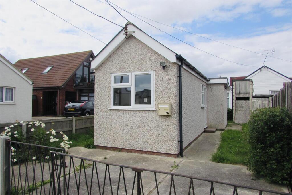 1 bed Detached bungalow for rent in Jaywick. From Sheen's - Clacton-on-sea