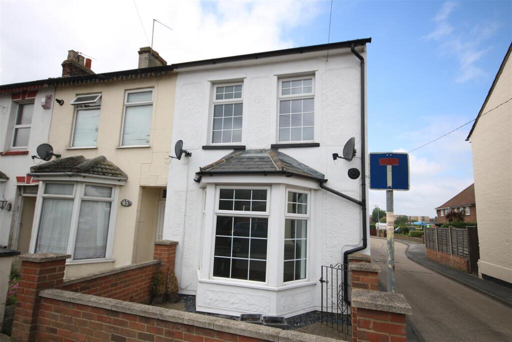 4 bed End of Terrace for rent in Walton-on-the-Naze. From Sheen's - Frinton-On-Sea 4 bed End of Terrace for rent in Walton-on-the-Naze. From Sheen's - Frinton-On-Sea