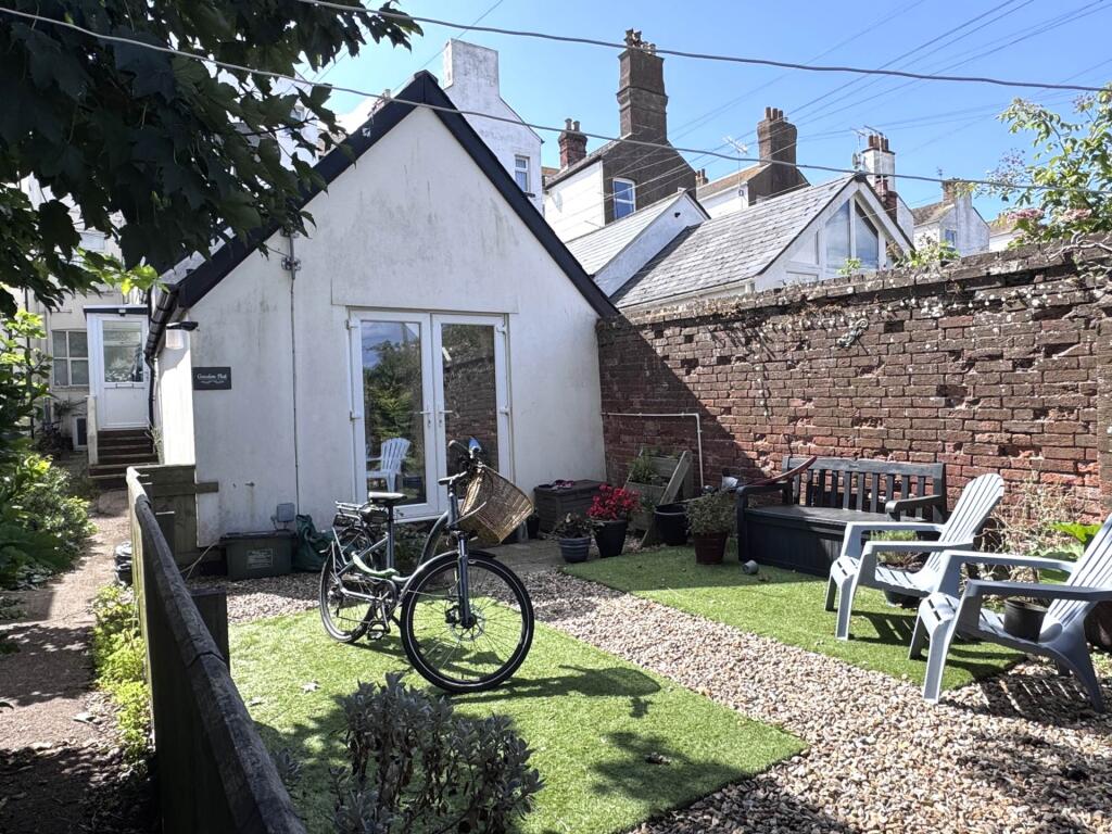 2 bed 1st Floor Flat for rent in Exmouth. From Meadows Estate Agents - Exmouth