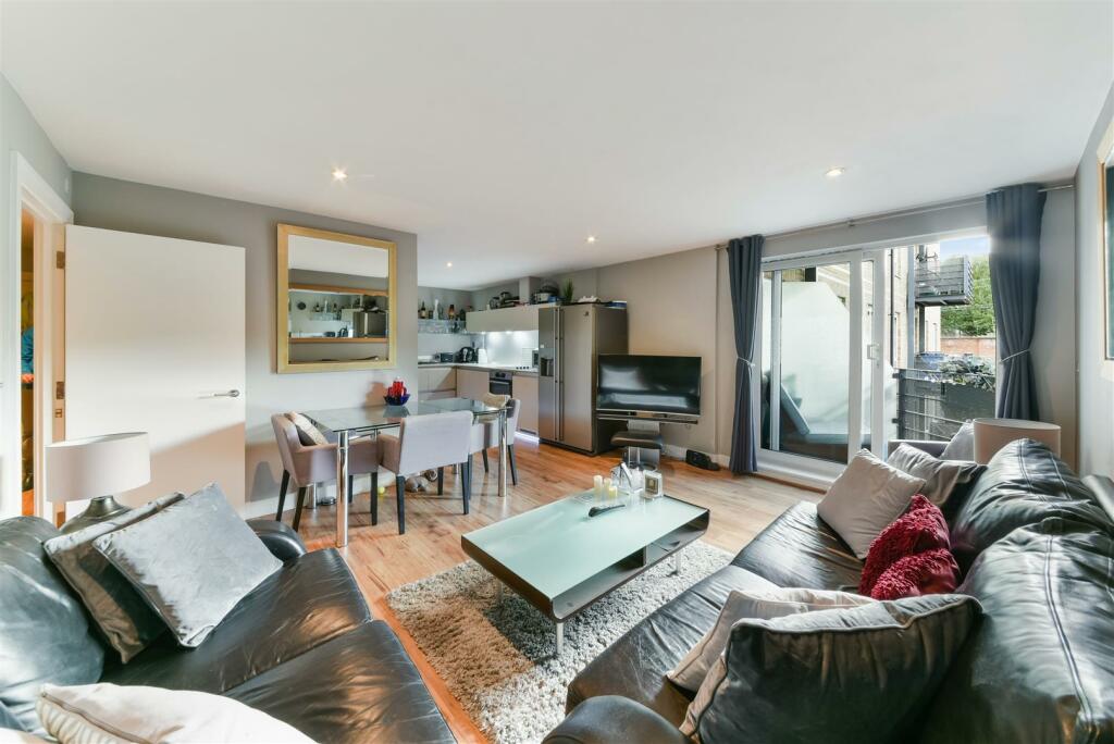 2 bed Flat for rent in Bow. From Matthew James
