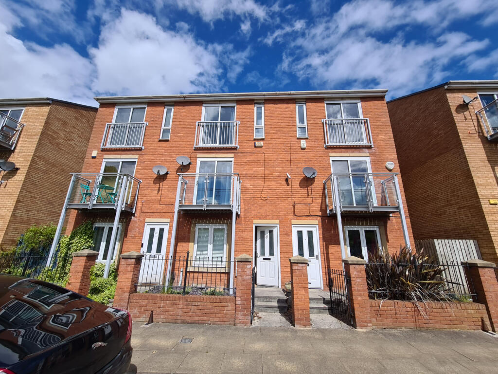 4 bed Town House for rent in Manchester. From C & R Properties Ltd - Hulme Manchester