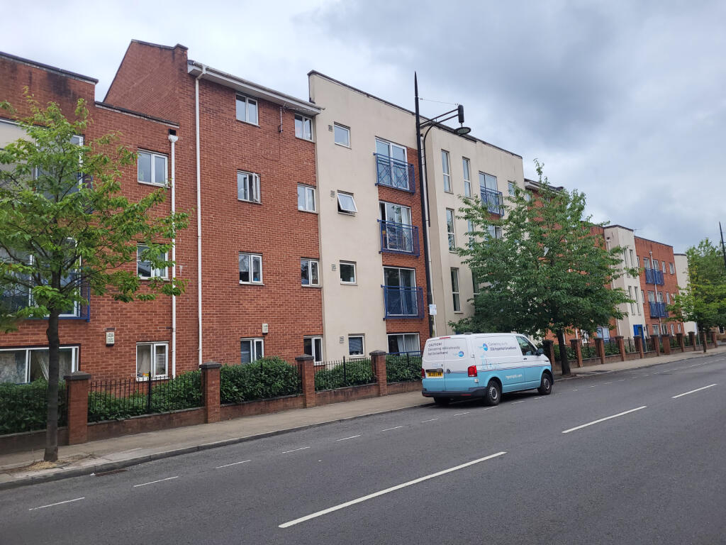 3 bed Apartment for rent in Manchester. From C & R Properties Ltd - Hulme Manchester