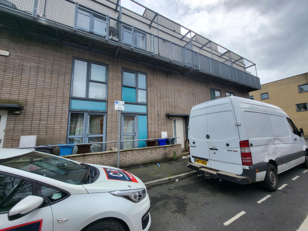 3 bed Town House for rent in Manchester. From C & R Properties Ltd - Hulme Manchester