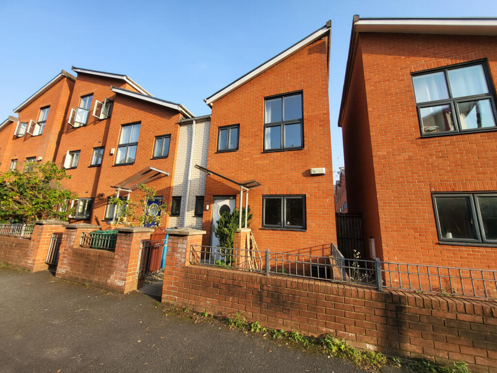 3 bed Mid Terraced House for rent in Manchester. From C & R Properties Ltd - Hulme Manchester