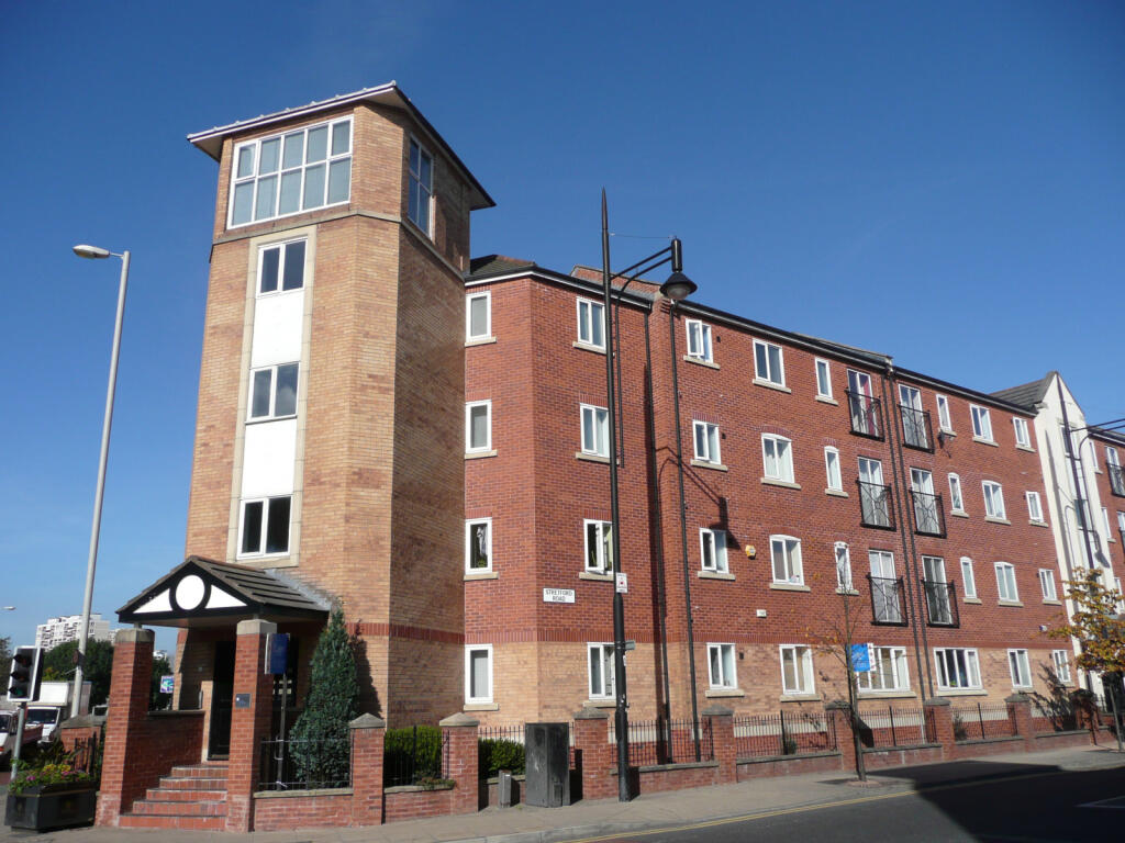 3 bed Apartment for rent in Manchester. From C & R Properties Ltd - Hulme Manchester
