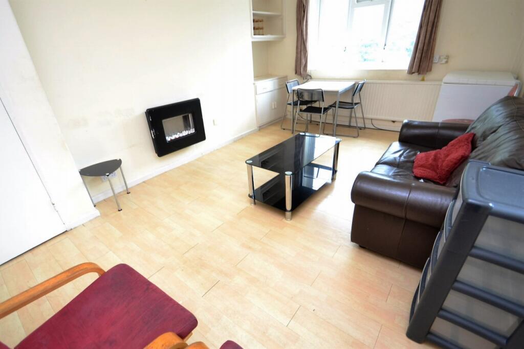 3 bed Apartment for rent in Manchester. From C & R Properties Ltd - Hulme Manchester