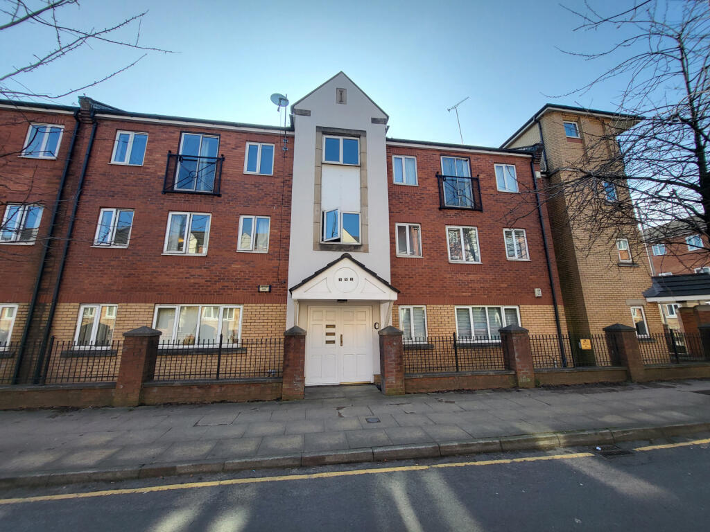 3 bed Apartment for rent in Manchester. From C & R Properties Ltd - Hulme Manchester