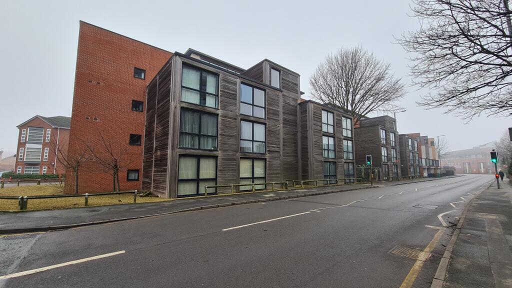 3 bed Apartment for rent in Manchester. From C & R Properties Ltd - Hulme Manchester