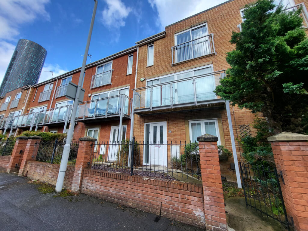 4 bed Town House for rent in Manchester. From C & R Properties Ltd - Hulme Manchester 4 bed Town House for rent in Manchester. From C & R Properties Ltd - Hulme Manchester