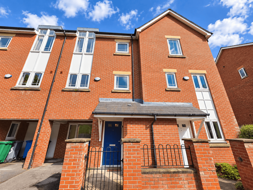 4 bed Town House for rent in Manchester. From C & R Properties Ltd - Hulme Manchester