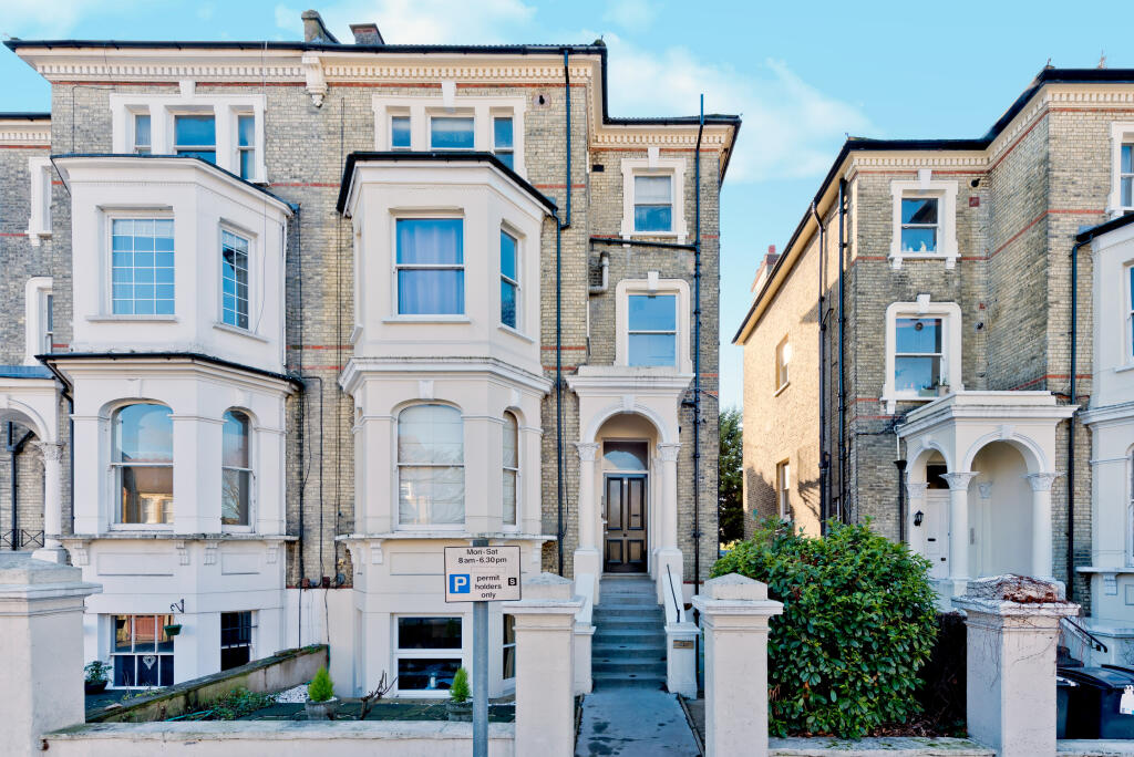 2 bed Apartment for rent in Surbiton. From Hawes & Co - Surbiton