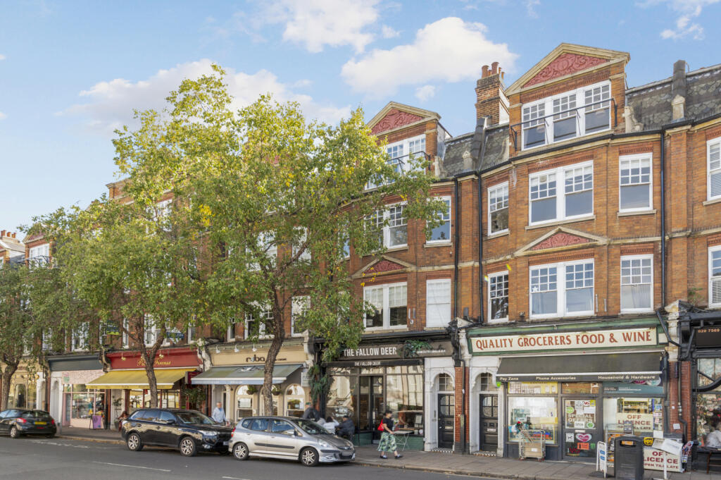 3 bed Apartment for rent in Teddington. From Hawes & Co - Surbiton 3 bed Apartment for rent in Teddington. From Hawes & Co - Surbiton