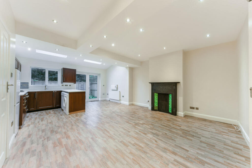 4 bed Mid Terraced House for rent in Wimbledon. From Hawes & Co - Wimbledon Village